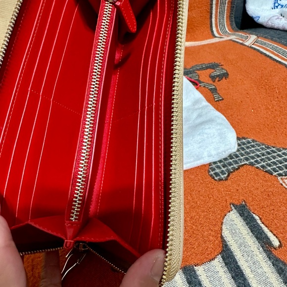 COPY - CHRISTIAN LOUBOUTIN❤️🌟 SPIKED TAN ZIPPY WALLET. NO BOX NO DUST BAG - Picture 4 of 6
